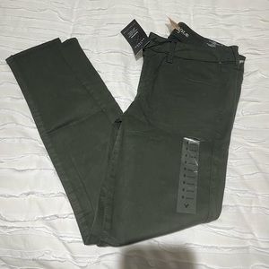 American Eagle super stretch jegging arm green. Size 8